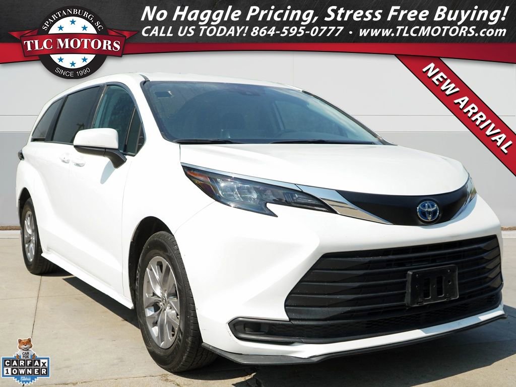 Used 2024 Toyota Sienna LE image 1