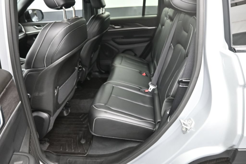Used 2024 Jeep Grand Cherokee Limited AWD/4WD image 15