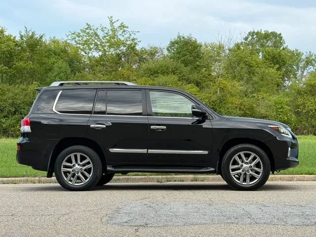 Used 2013 Lexus LX 570 4WD w/ Luxury Pkg image 38