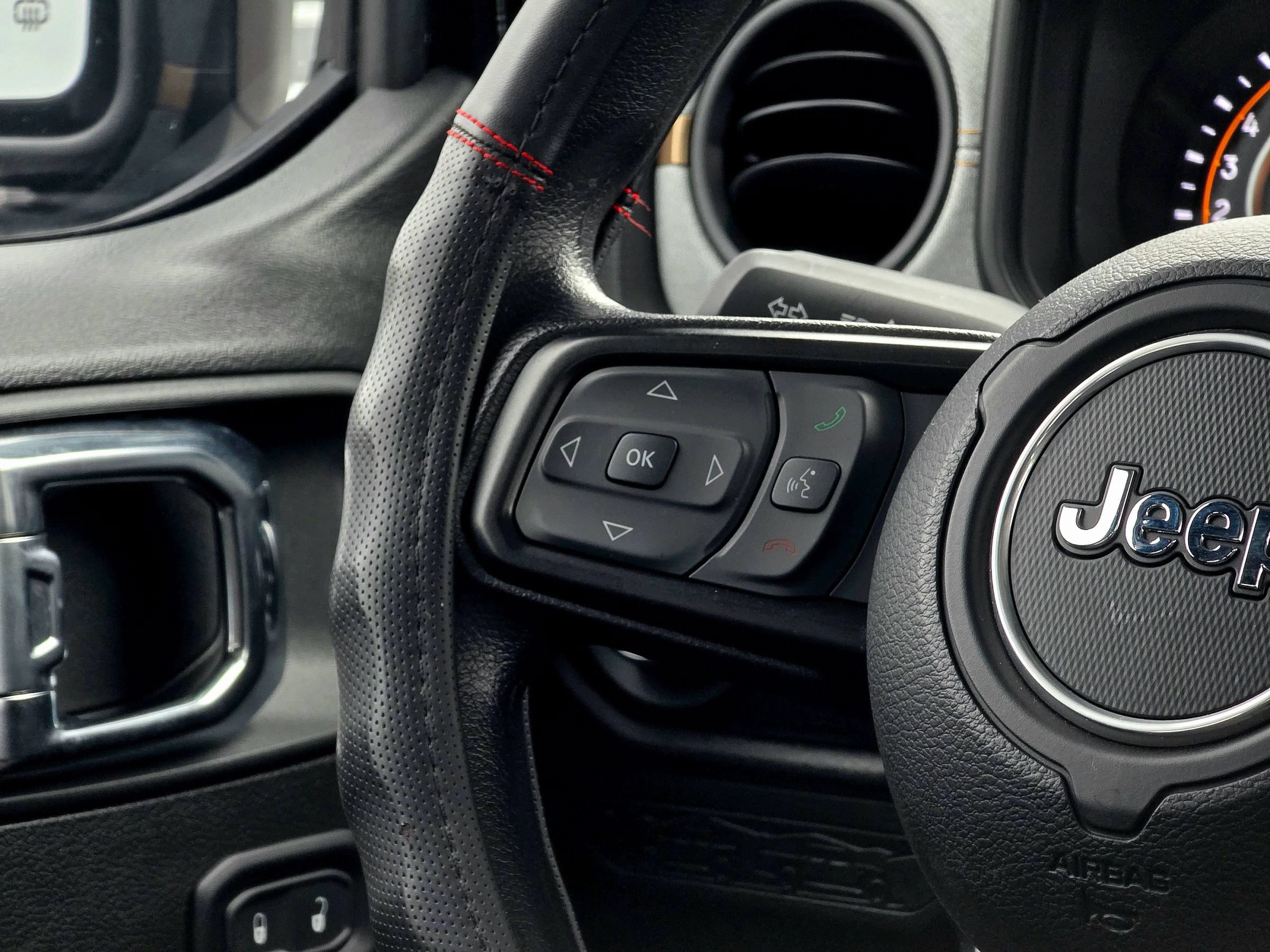 Used 2025 Jeep Gladiator Sport AWD/4WD image 29