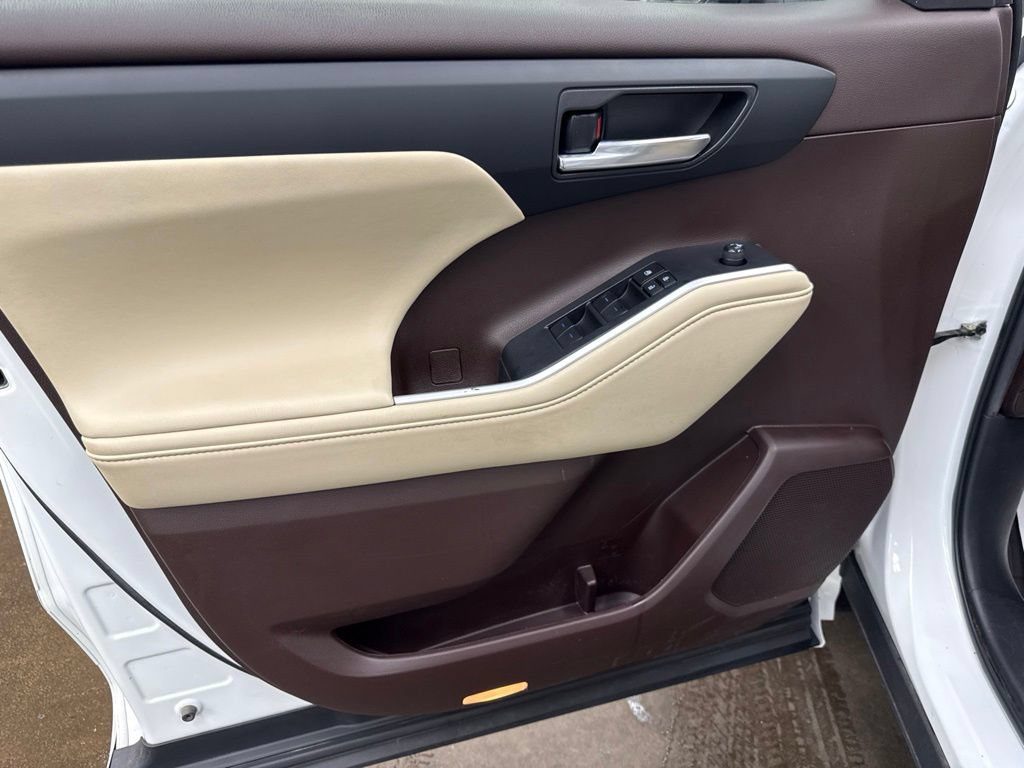 Used 2022 Toyota Highlander XLE AWD/4WD image 23