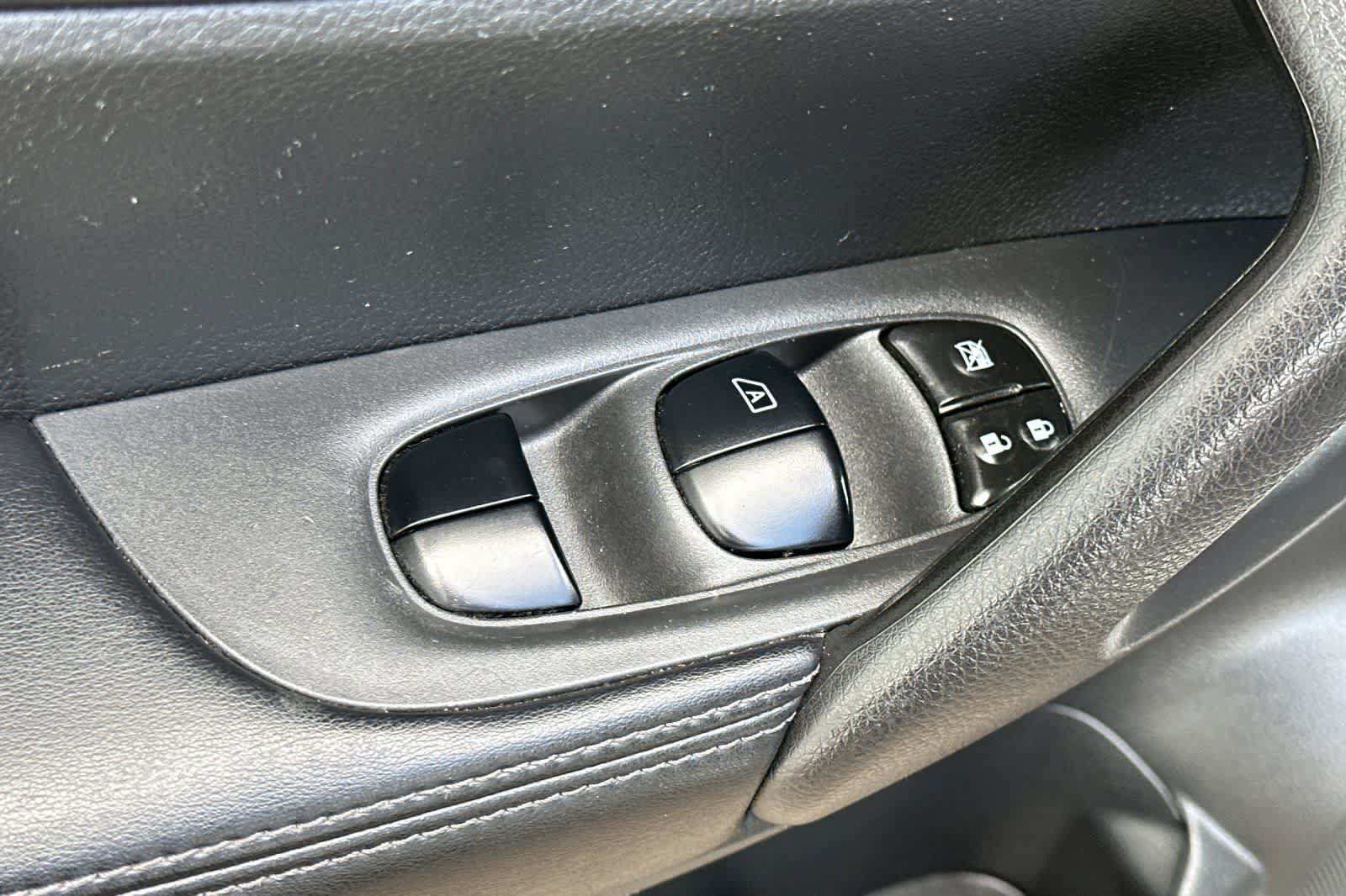 Used 2018 Nissan Rogue Sport S AWD/4WD image 13