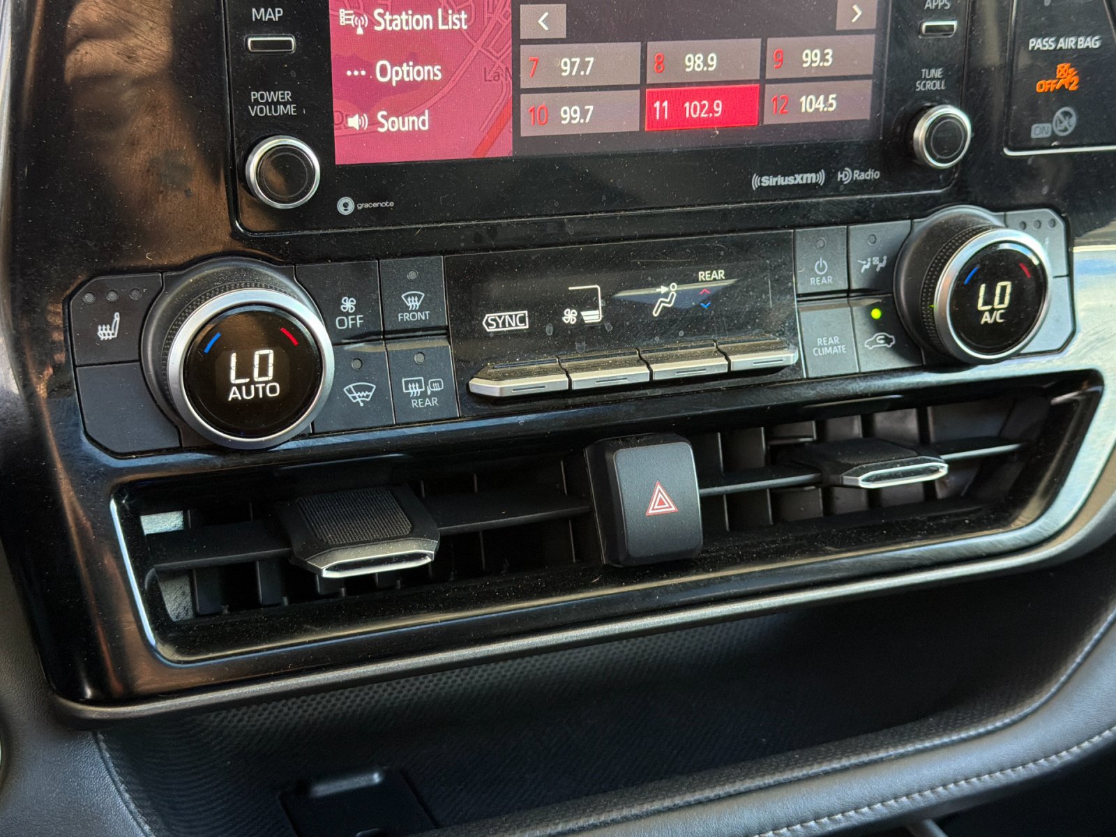 Used 2020 Toyota Highlander XLE FWD image 21