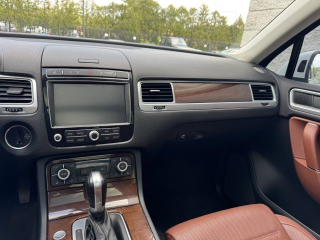 Used 2016 Volkswagen Touareg Sport AWD/4WD image 30