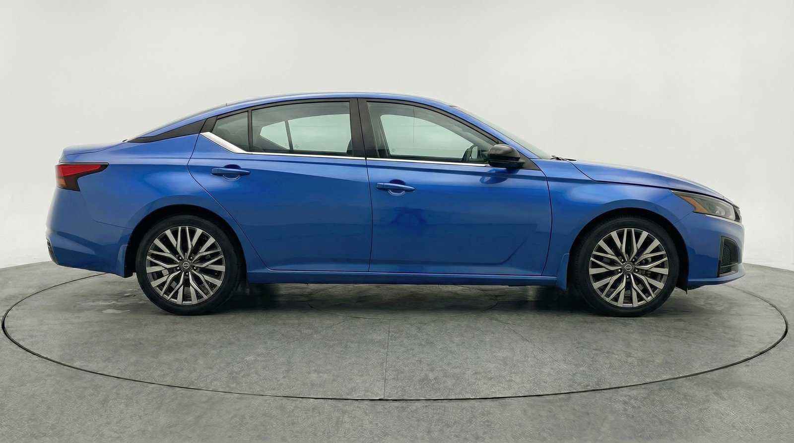 Used 2025 Nissan Altima 2.5 SV FWD image 11