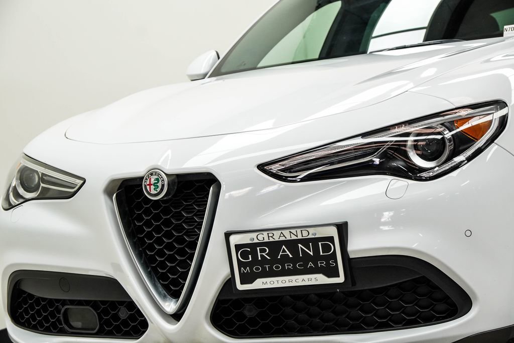 Used 2022 Alfa Romeo Stelvio Ti AWD/4WD image 2