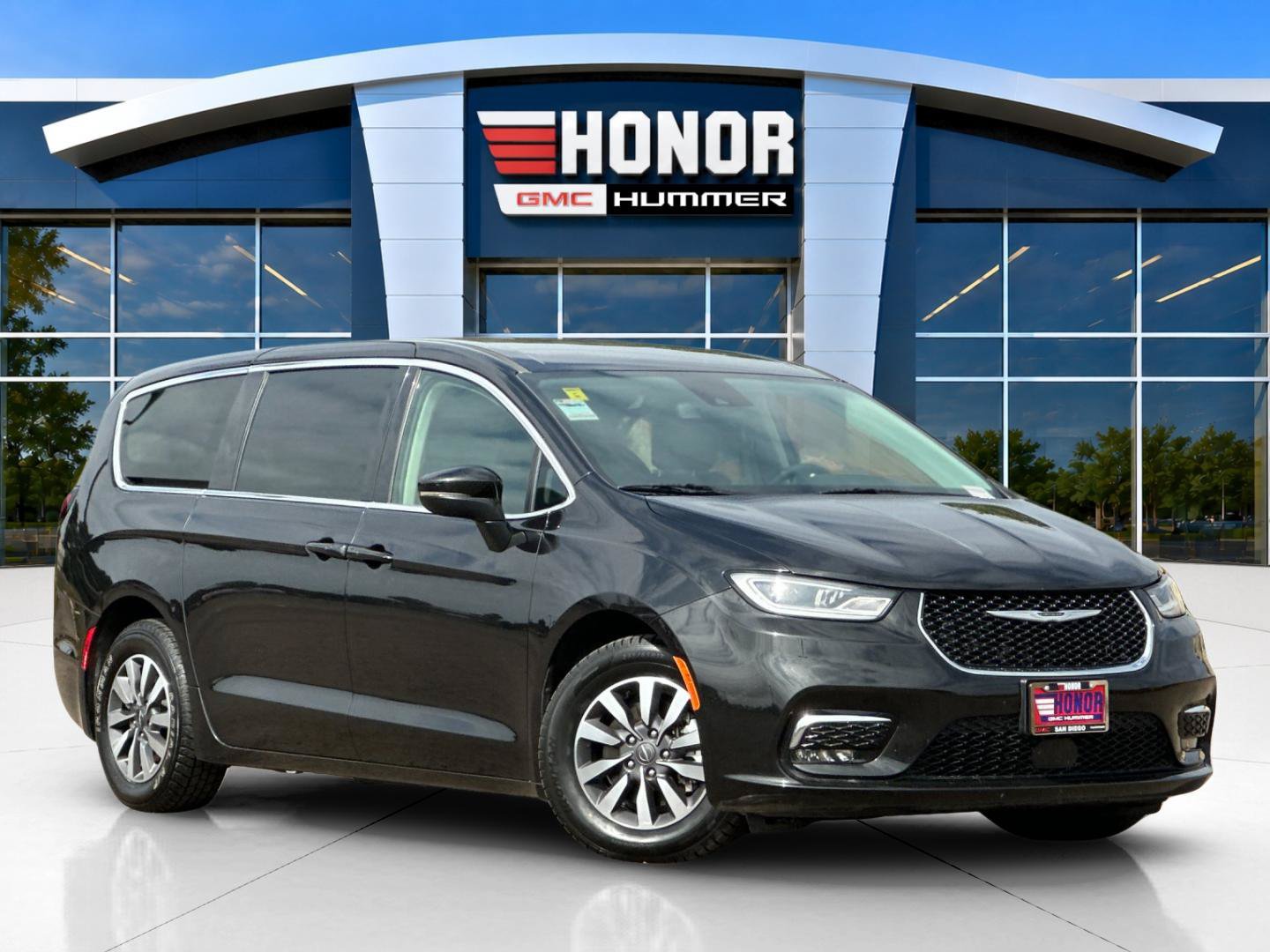 Used 2023 Chrysler Pacifica Touring-L FWD image 2