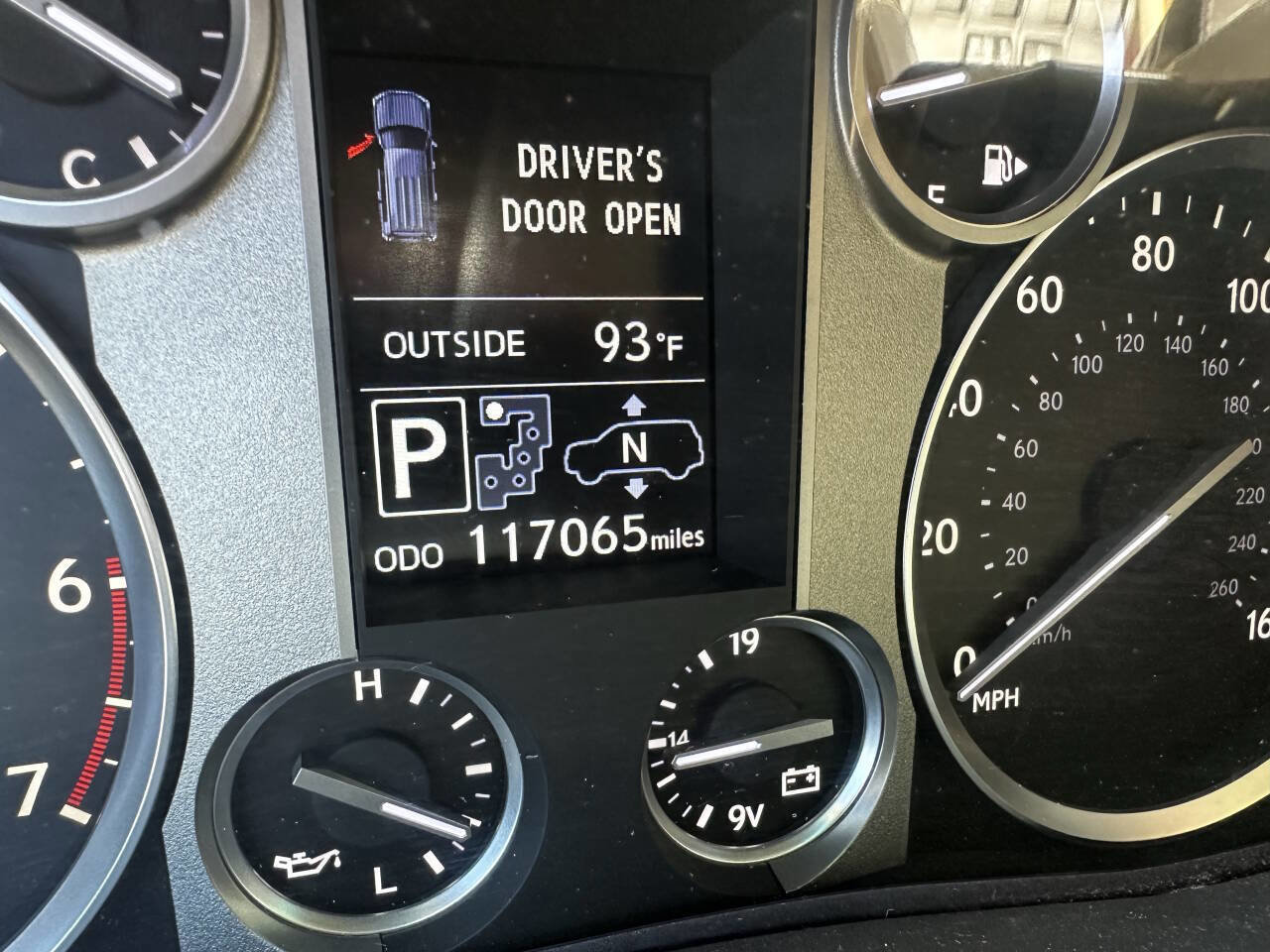 Used 2013 Lexus LX 570 4WD w/ Luxury Pkg image 15