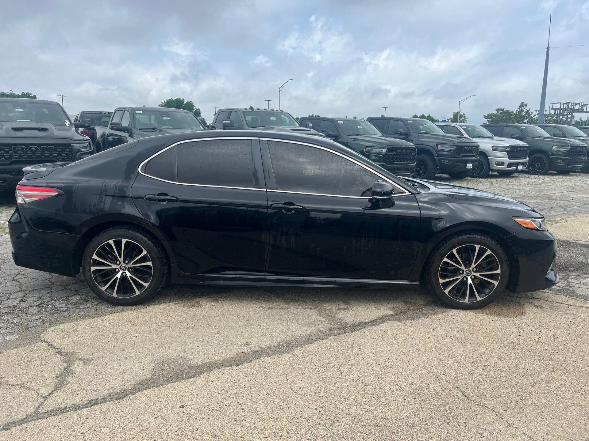 Used 2018 Toyota Camry SE w/ Moonroof Package FWD image 5