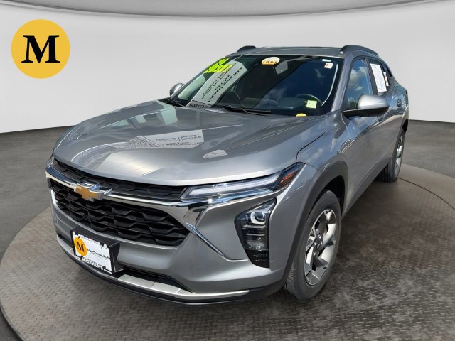 Used 2024 Chevrolet Trax LT w/ Sunroof Package FWD image 2