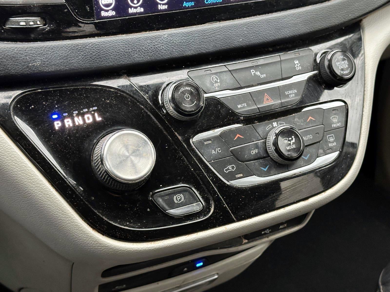 Used 2018 Chrysler Pacifica Touring-L Plus w/ Tire & Wheel Group image 22