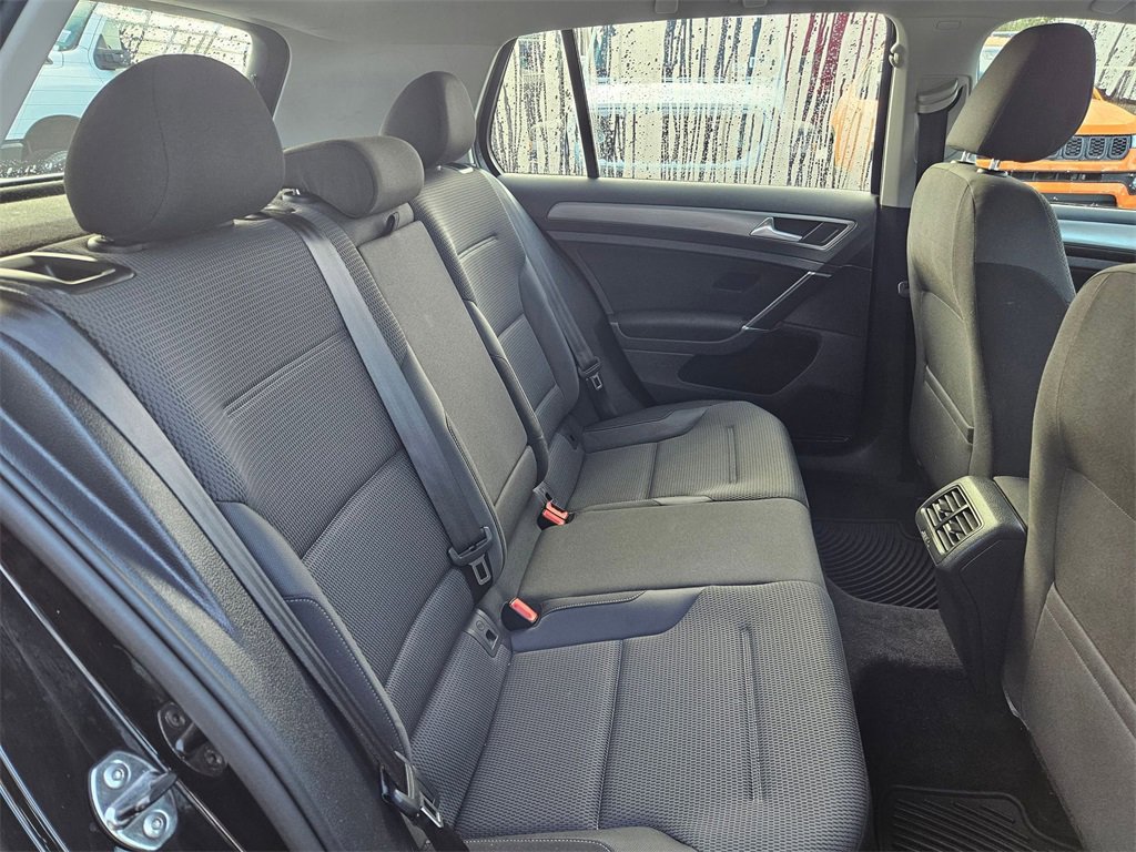 Used 2017 Volkswagen Golf 4-Door image 16