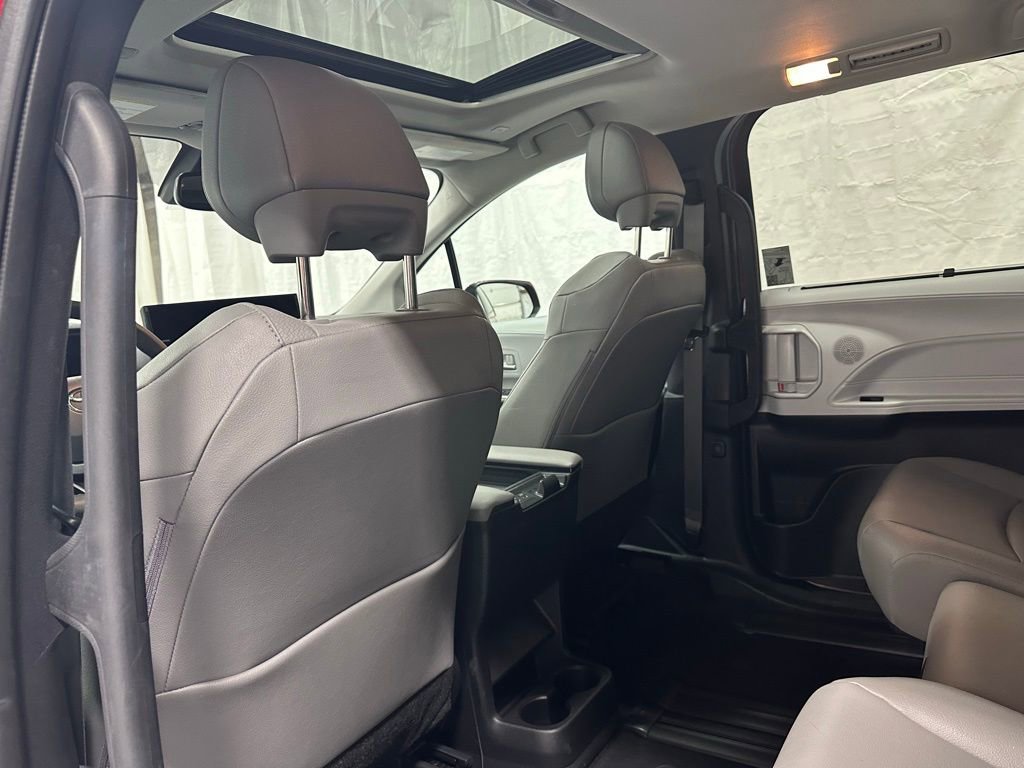 Used 2025 Toyota Sienna XLE image 50