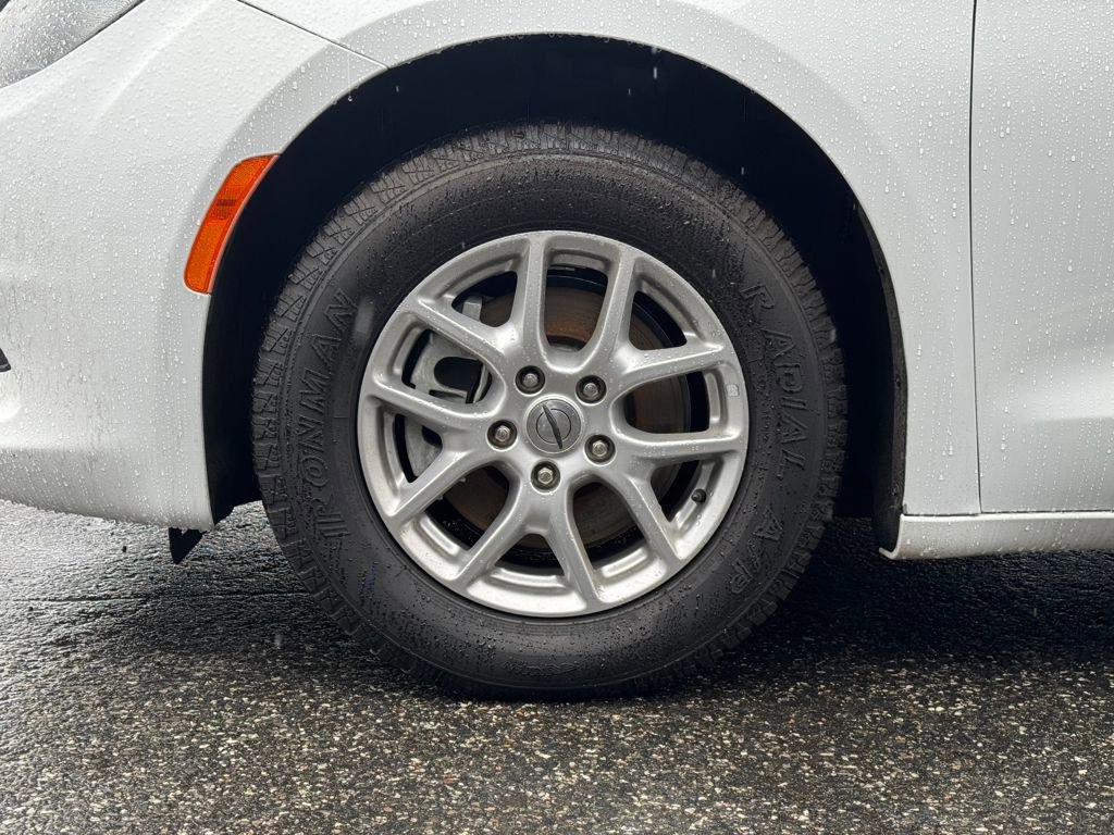 Used 2022 Chrysler Voyager LX image 9