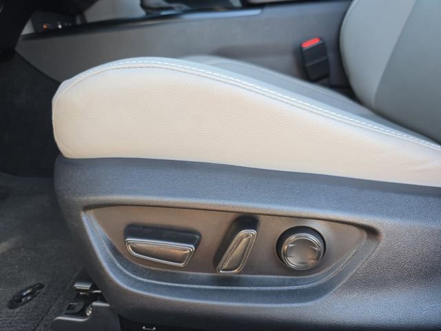 Used 2025 Toyota Camry SE image 28