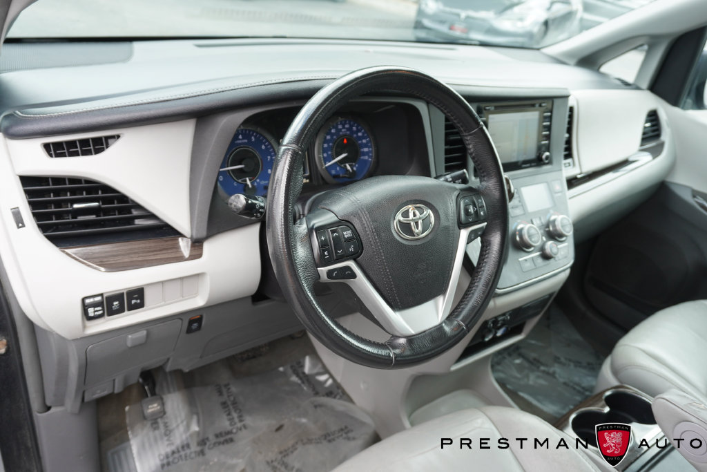 Used 2018 Toyota Sienna XLE w/ XLE Navigation Package FWD image 24