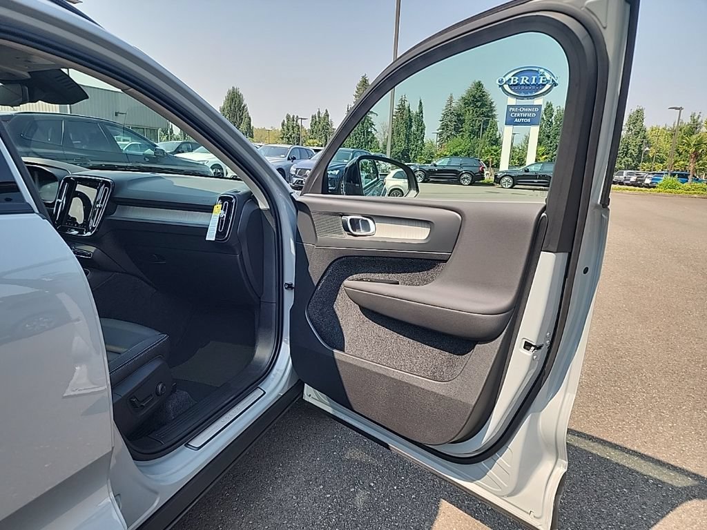 New 2026 Volvo XC40 B5 Plus w/ Protection Package Premier AWD/4WD image 19