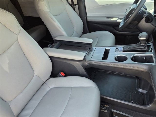 Used 2025 Toyota Sienna XLE image 10