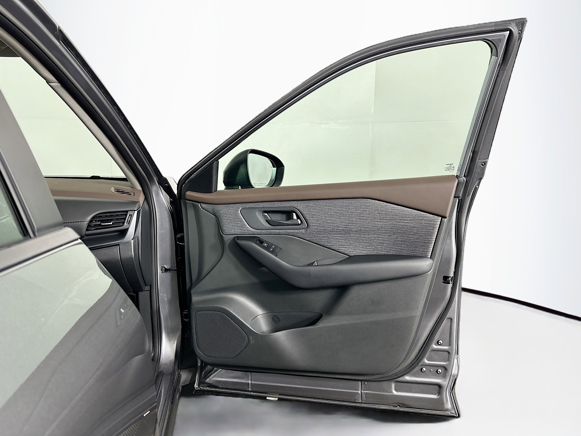 Used 2023 Nissan Rogue S image 31