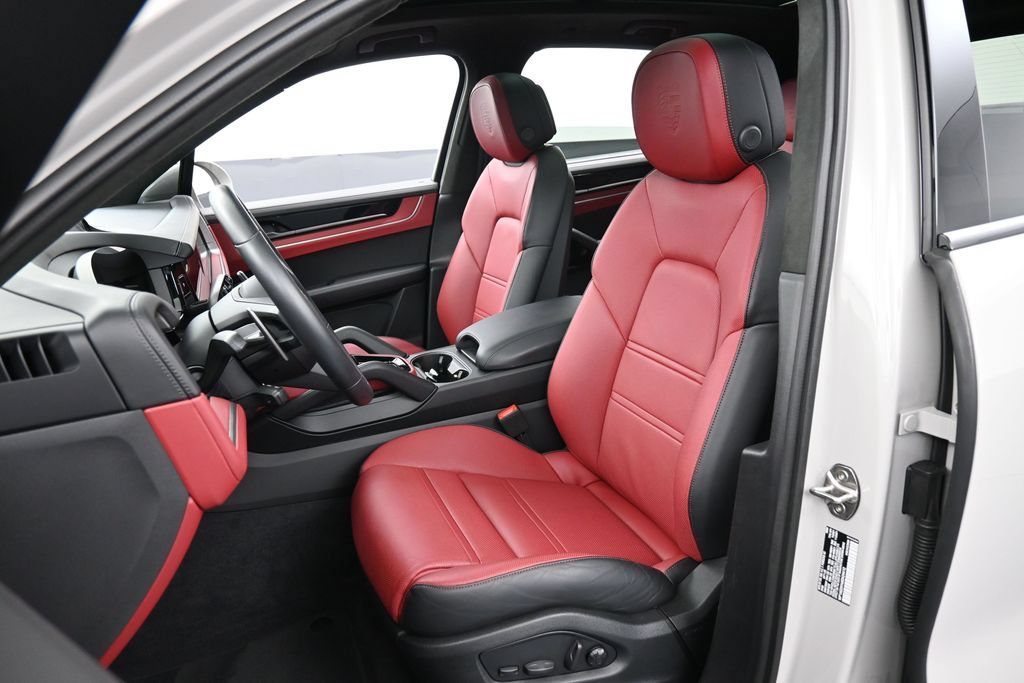 Certified 2025 Porsche Cayenne GTS AWD/4WD image 5