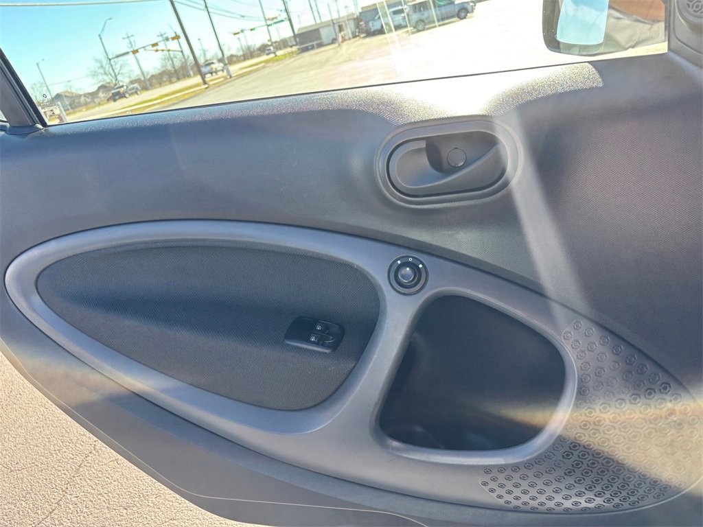 Used 2016 smart fortwo pure image 22