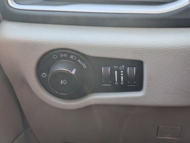 Used 2024 Chrysler Pacifica Touring-L image 19