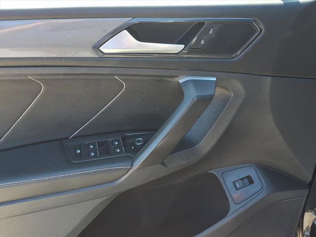 Used 2022 Volkswagen Tiguan SE w/ Panoramic Sunroof Package AWD/4WD image 11
