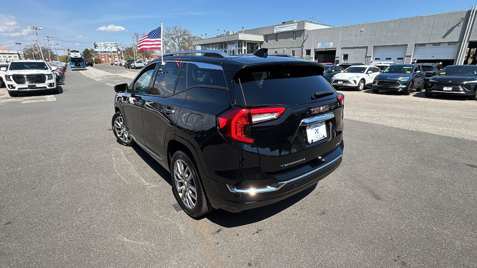 Used 2023 GMC Terrain Denali w/ Denali Premium Package AWD/4WD image 5