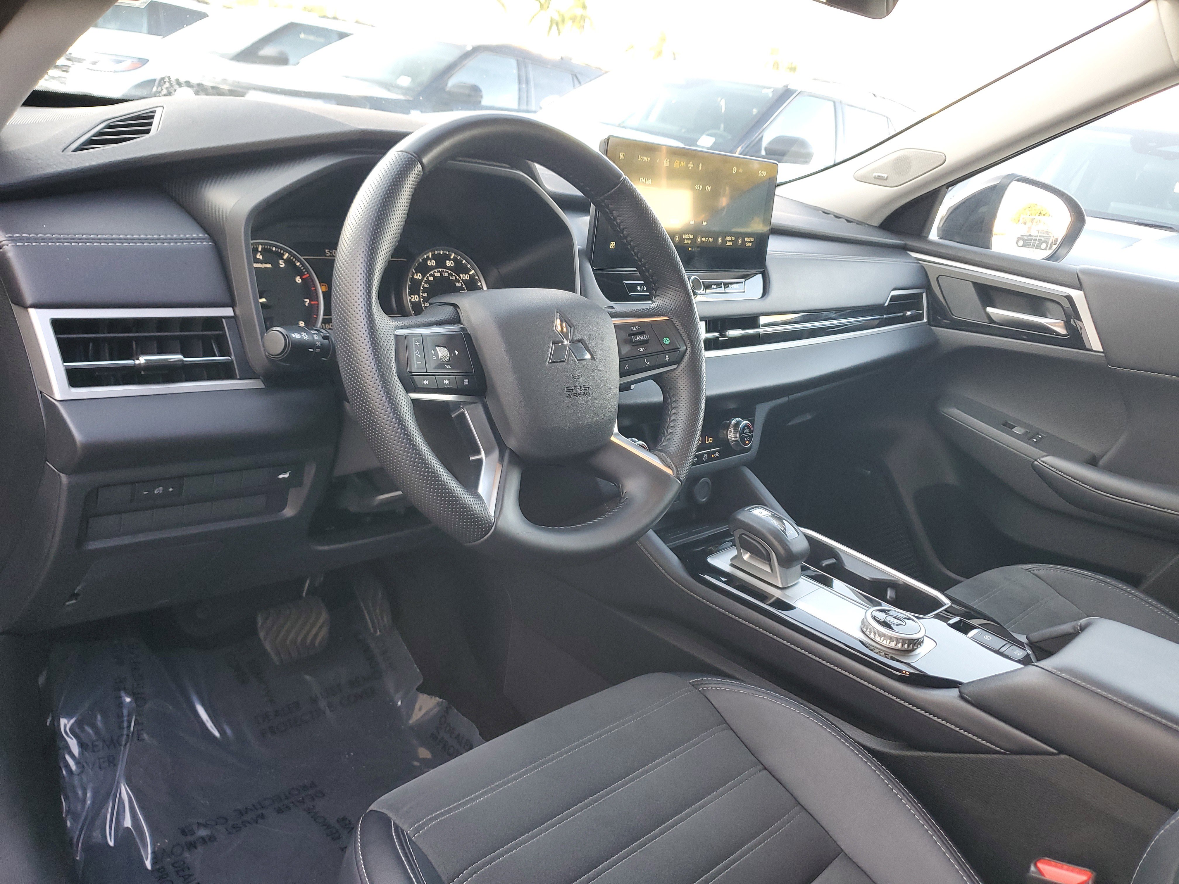 Used 2025 Mitsubishi Outlander SE image 9