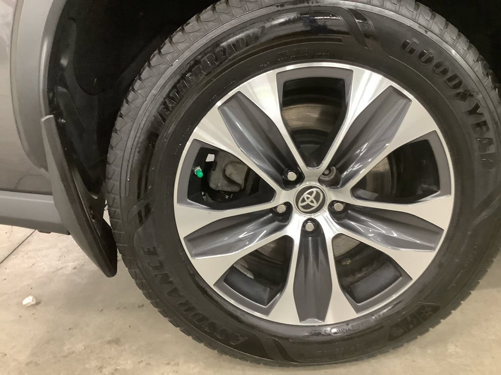 Used 2022 Toyota Highlander XLE AWD/4WD image 27