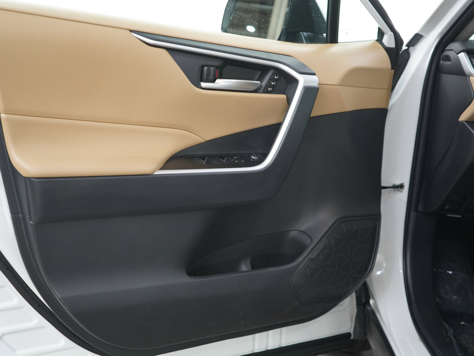 Used 2025 Toyota RAV4 XLE Premium AWD/4WD image 19