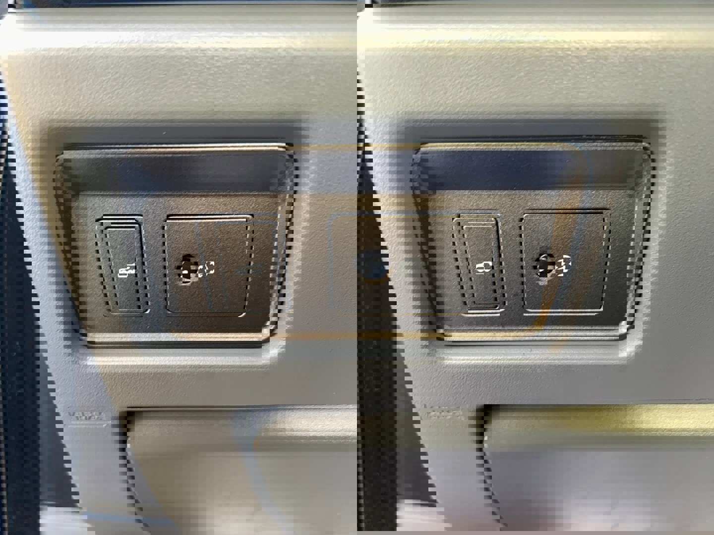 Used 2018 Land Rover Range Rover Evoque SE Premium image 25