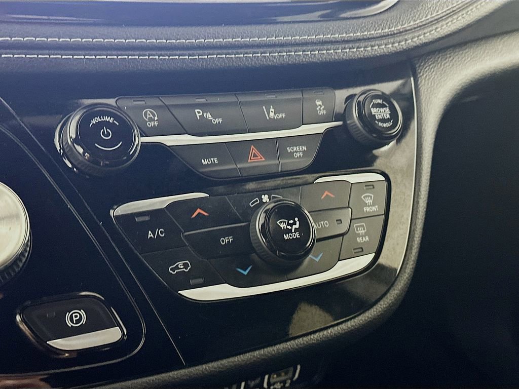 Used 2023 Chrysler Pacifica Touring image 18