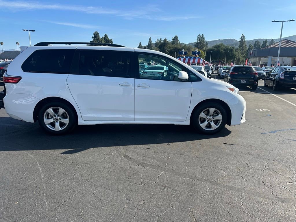 Used 2020 Toyota Sienna LE w/ Carpet Mat Package image 4