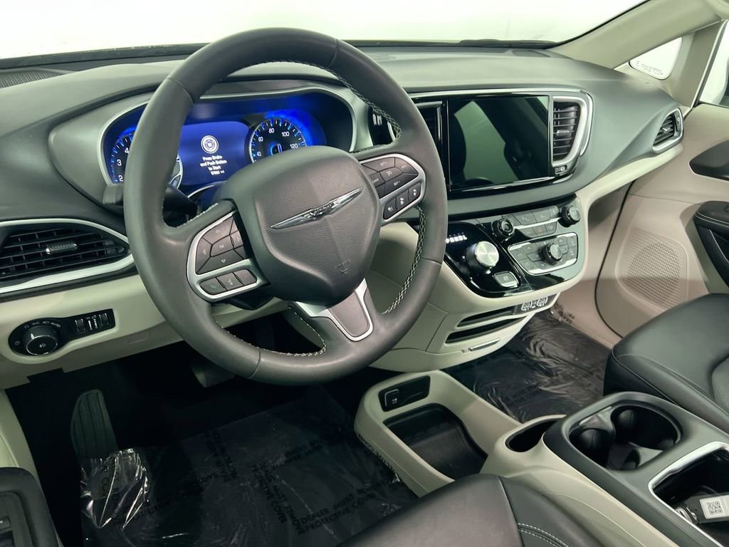Used 2024 Chrysler Pacifica Touring-L FWD image 28