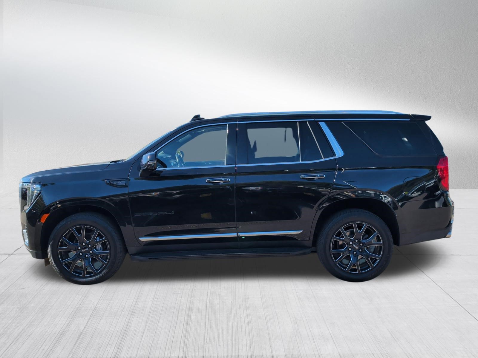 Used 2024 GMC Yukon Denali w/ Advanced Technology Package AWD/4WD image 4