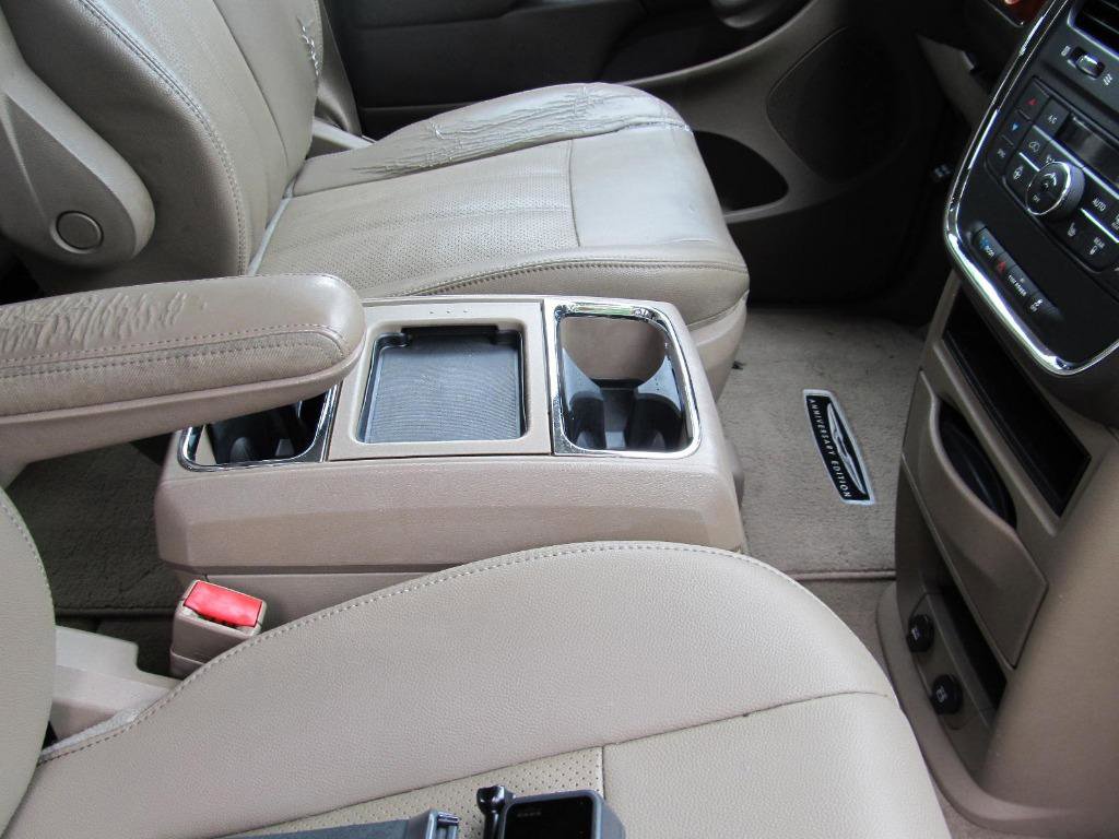 Used 2016 Chrysler Town & Country Touring-L image 40