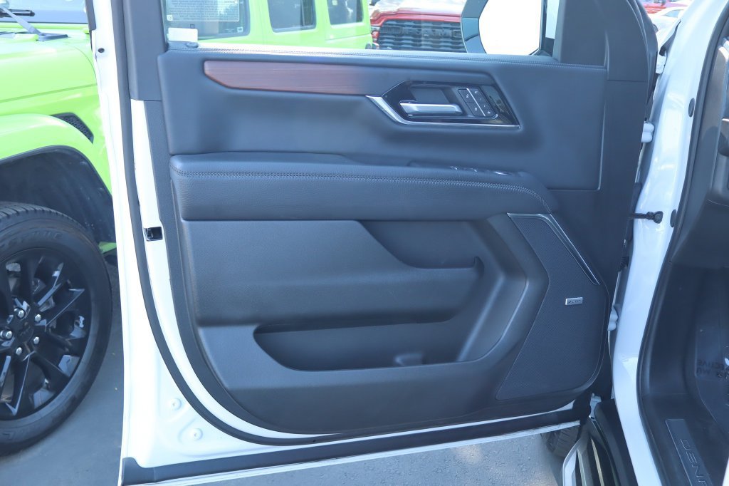 Used 2025 GMC Yukon XL Denali AWD/4WD image 18