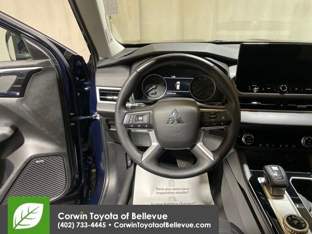 Used 2025 Mitsubishi Outlander SE image 12