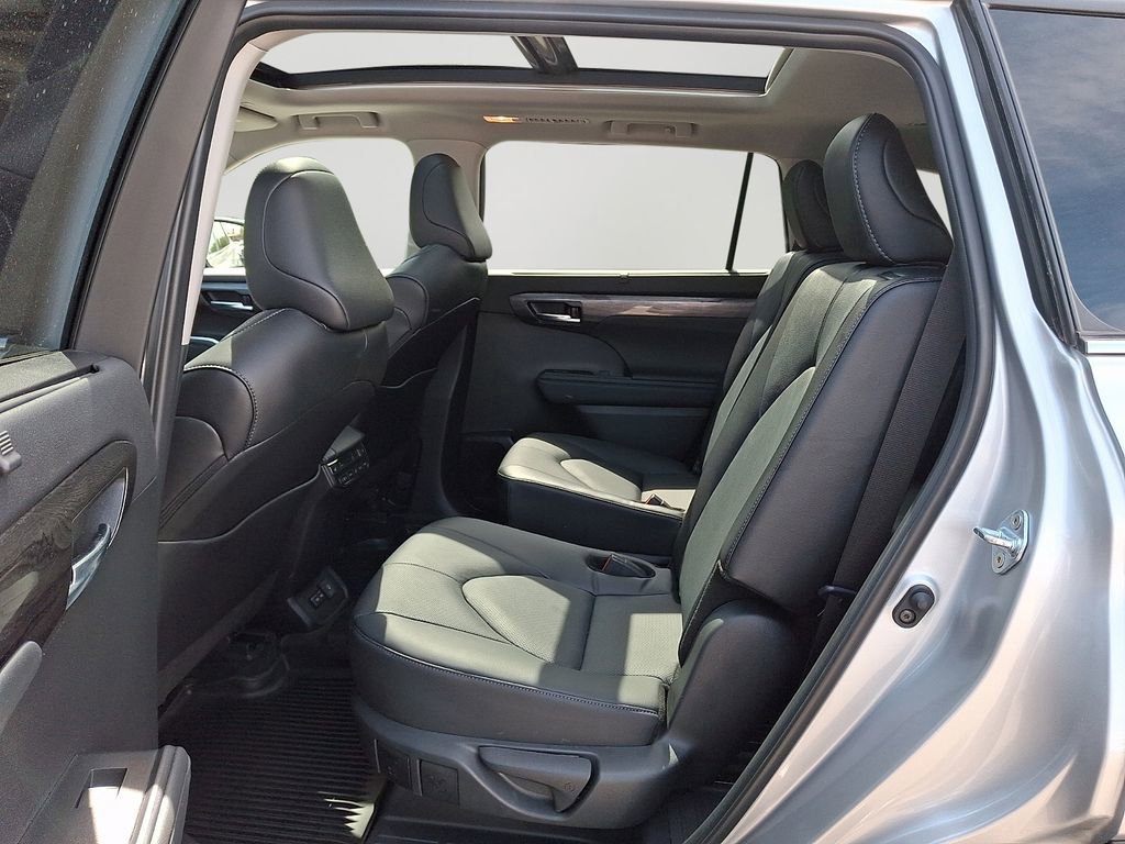 Used 2024 Toyota Highlander Platinum AWD/4WD image 8