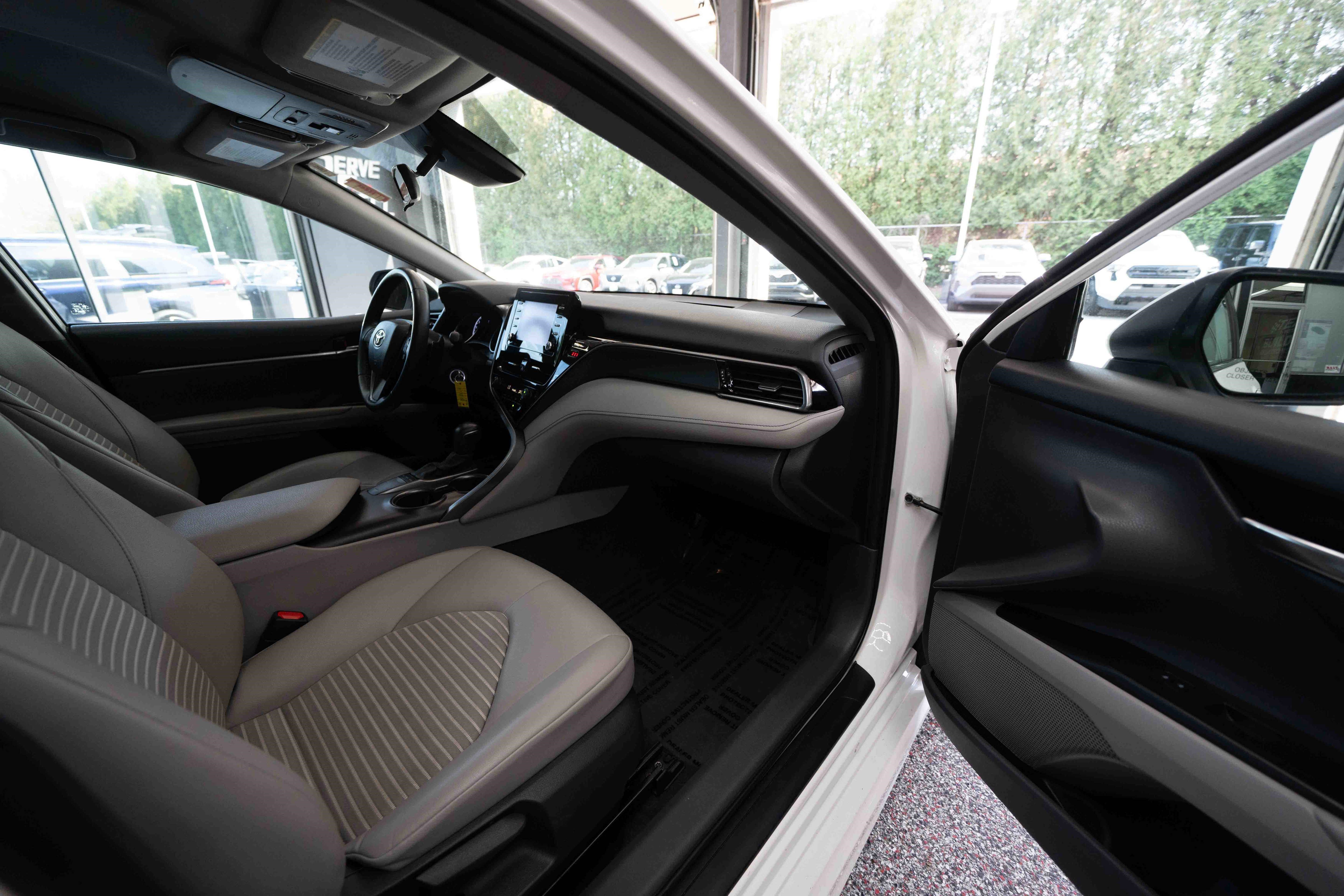 Used 2022 Toyota Camry SE FWD image 25