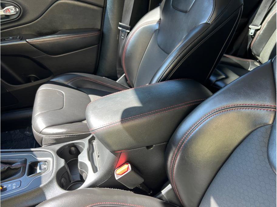 Used 2020 Jeep Cherokee Trailhawk w/ Cold Weather Group image 18