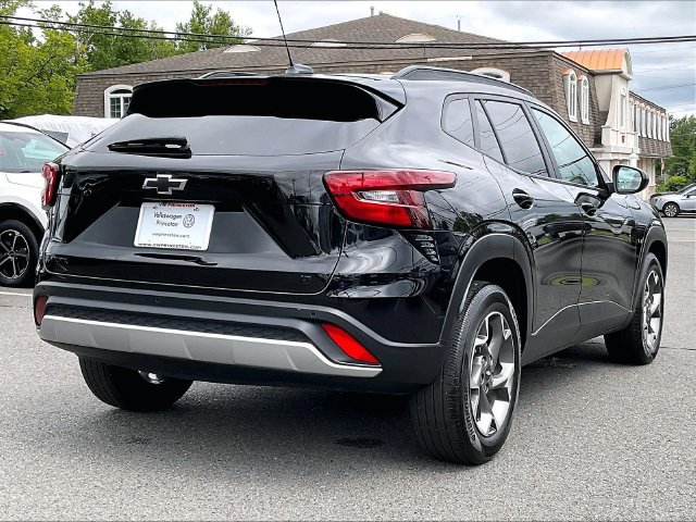 Used 2025 Chevrolet Trax LT w/ Sunroof Package FWD image 8