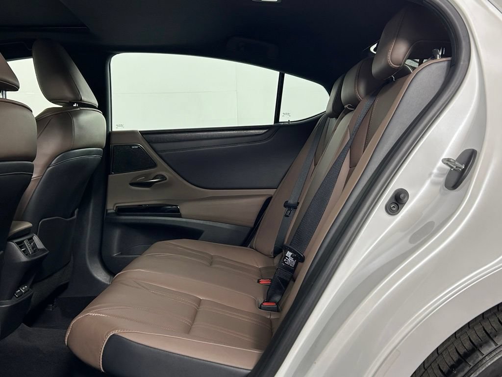 Used 2022 Lexus ES 300h w/ Luxury Package FWD image 16