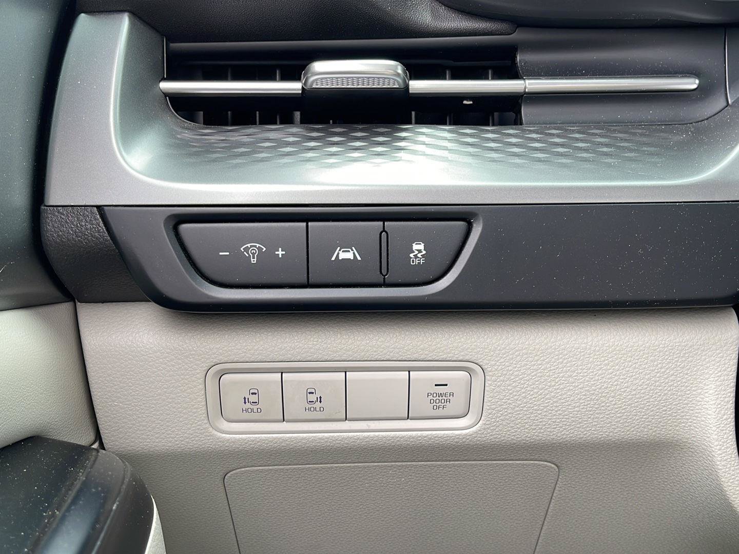Used 2024 Kia Carnival LX FWD image 10