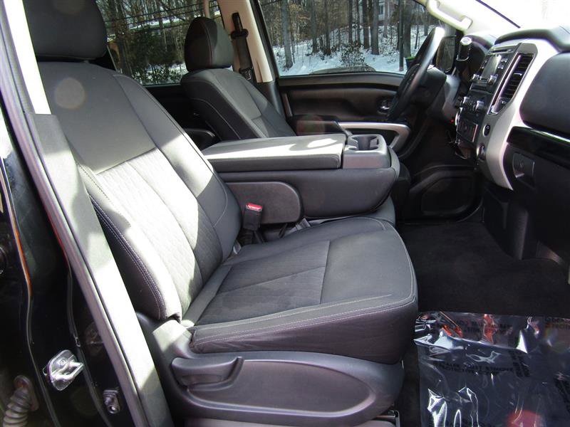Used 2018 Nissan Titan SV image 29