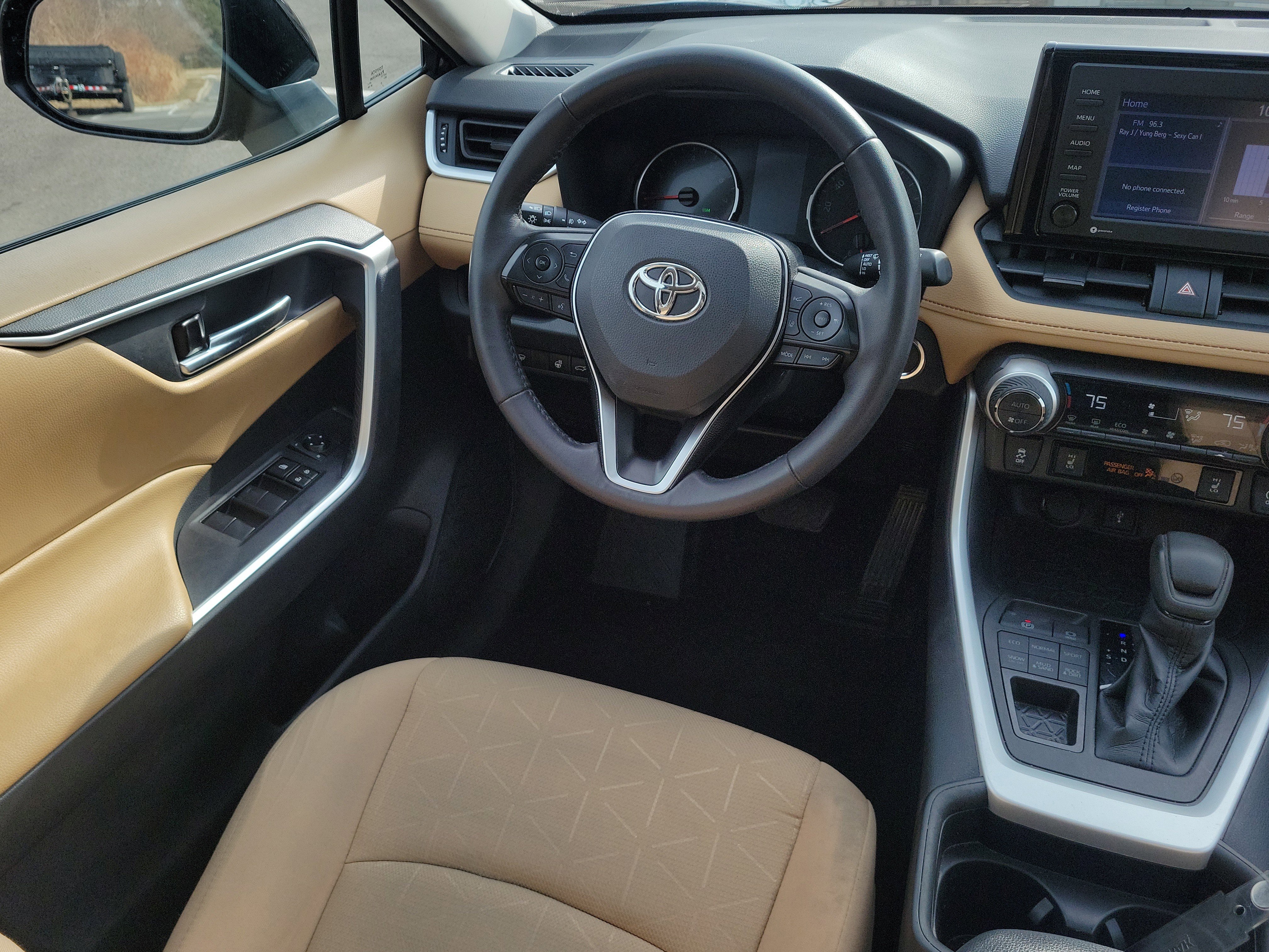 Used 2021 Toyota RAV4 XLE w/ Convenience Package image 14