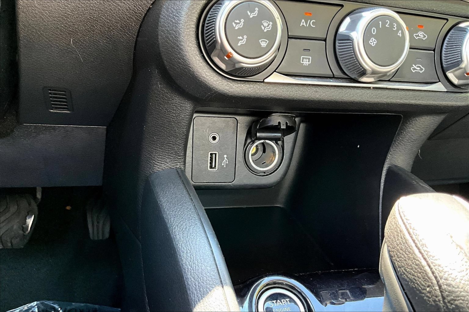 Used 2022 Nissan Versa SV FWD image 14