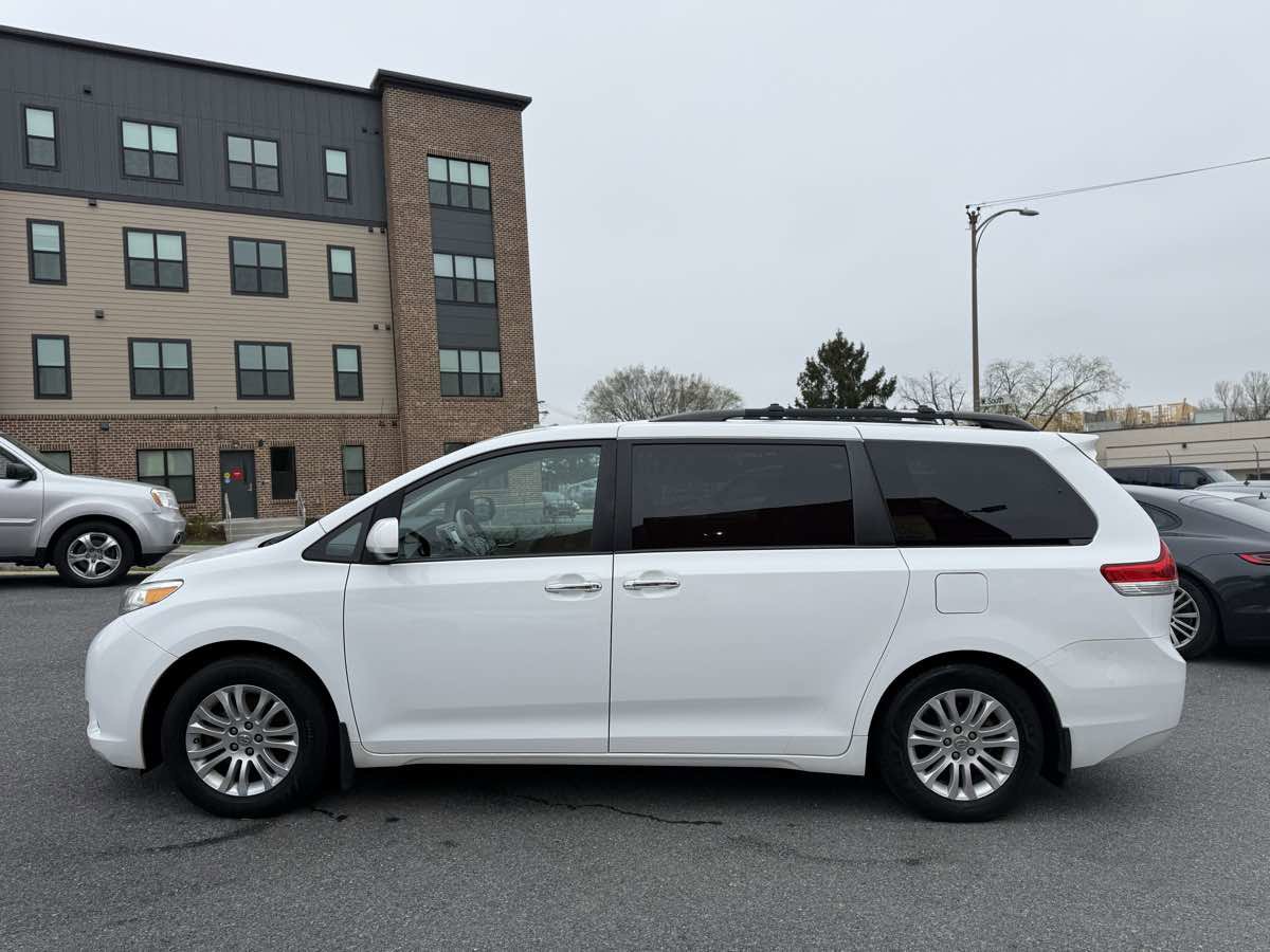Used 2013 Toyota Sienna XLE image 4