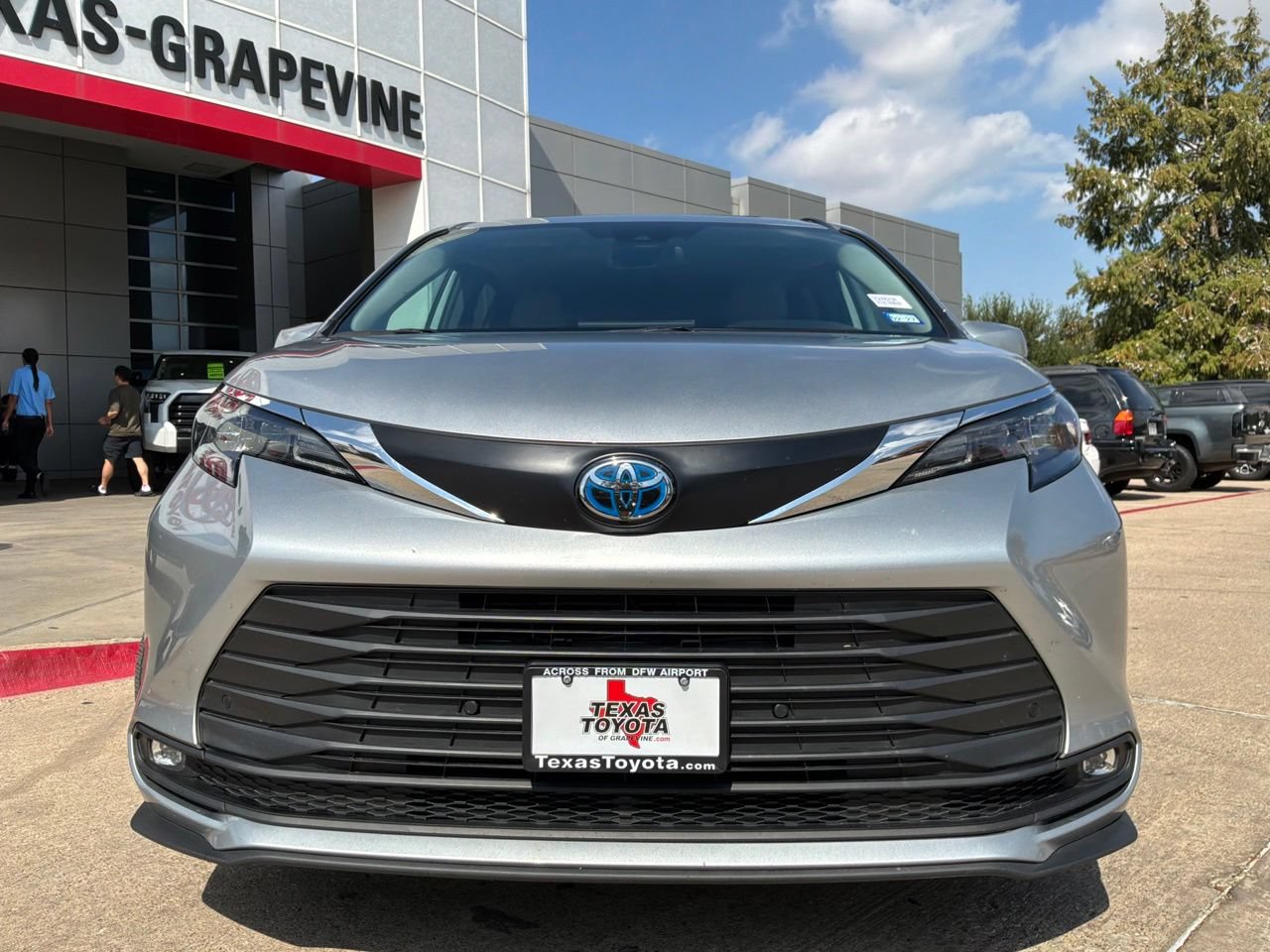 Used 2025 Toyota Sienna XLE FWD image 3